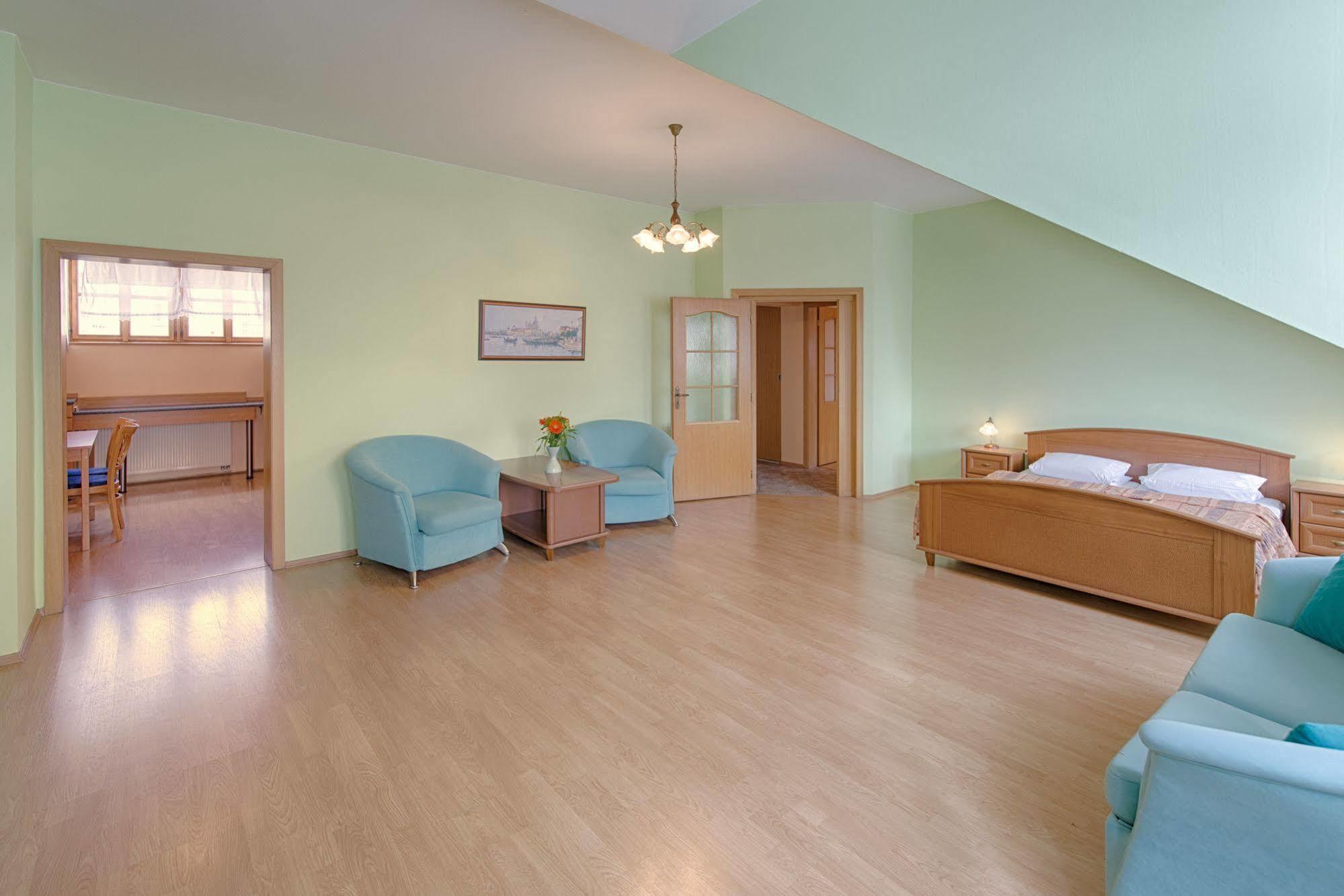 Hotel Derby カルロヴィ・ヴァリ エクステリア 写真